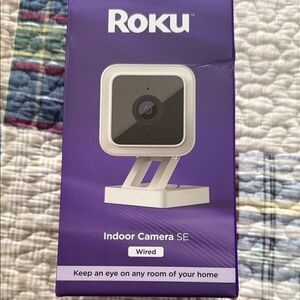 Roku Indoor Camera SE in White and Purple
